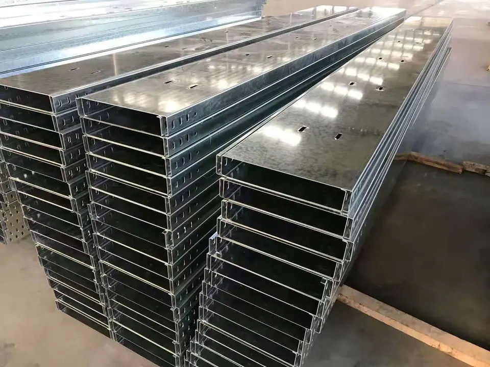 Installazione delle viti Vassoio per cavi perforato zincato a caldo spessore 1,5-2,5 mm