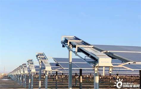 Importazione di un sistema di tracciamento fotovoltaico a asse singolo proveniente da una fabbrica cinese + sistema di auto-pulizia dei pannelli fotovoltaici
