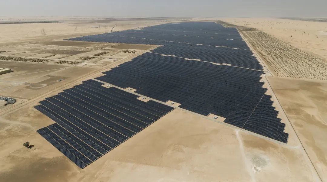 Importazione di un sistema di tracciamento fotovoltaico a asse singolo proveniente da una fabbrica cinese + sistema di auto-pulizia dei pannelli fotovoltaici