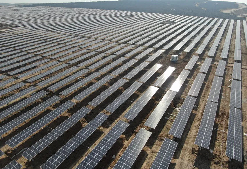 Importazione di un sistema di tracciamento fotovoltaico a asse singolo proveniente da una fabbrica cinese + sistema di auto-pulizia dei pannelli fotovoltaici