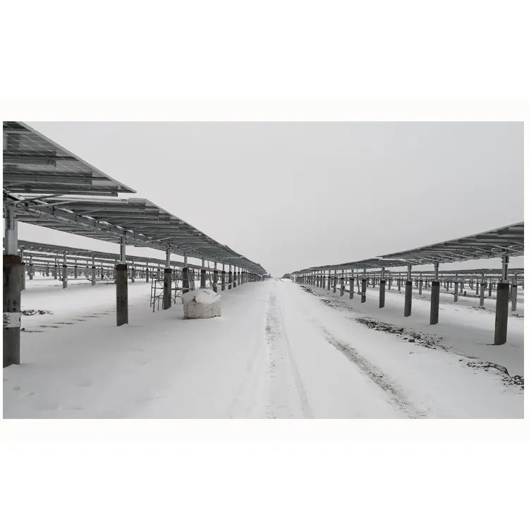 Staffe fotovoltaiche che seguono la traiettoria della luce solare per aumentare la produzione di energia fotovoltaica