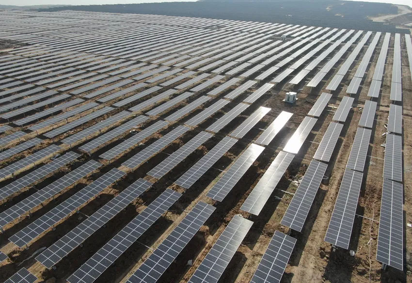 L'algoritmo AI di inseguimento solare del sistema di inseguimento solare Boyue aumenta la produzione di elettricità
