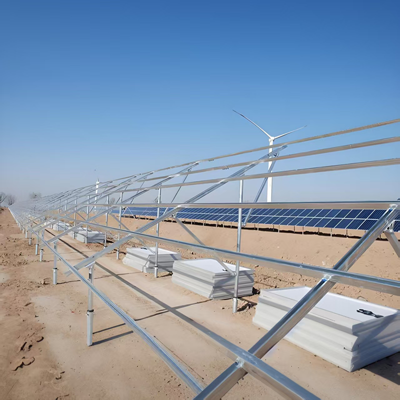 Robusti supporti per il montaggio di pannelli solari per soluzioni a terra con connessione flessibile per impianti solari di piccole e grandi dimensioni