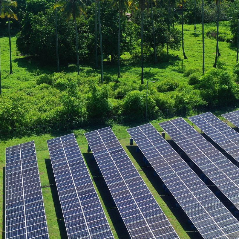 Struttura di supporto per pannelli fotovoltaici resistente al vento forte specifica per il terreno, portante per carichi pesanti e resistente alla corrosione