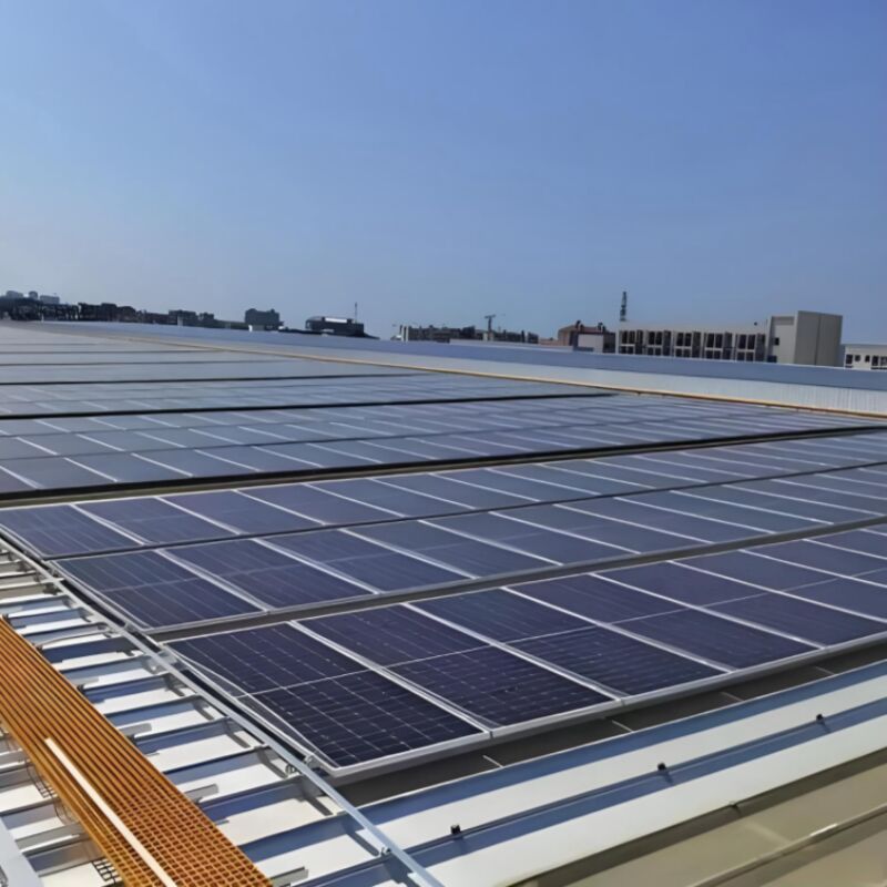 Soluzione per il montaggio di tetti piatti ad alta densità: layout compatto a più file per il massimo utilizzo dello spazio