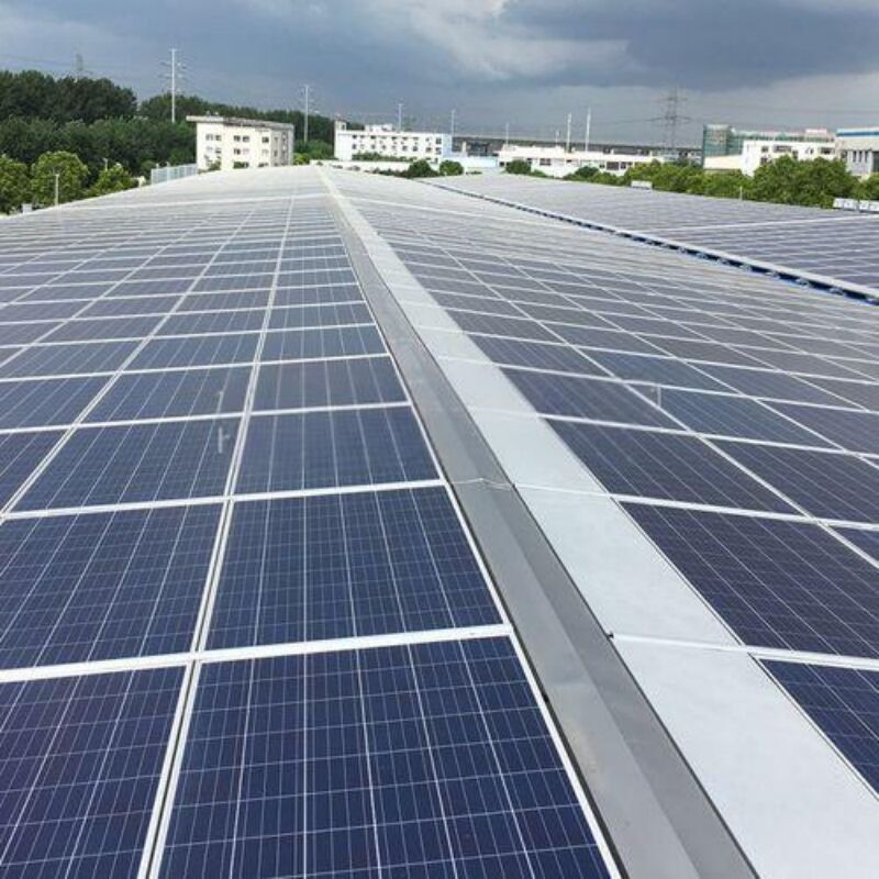 Soluzione per il montaggio di tetti piatti ad alta densità: layout compatto a più file per il massimo utilizzo dello spazio