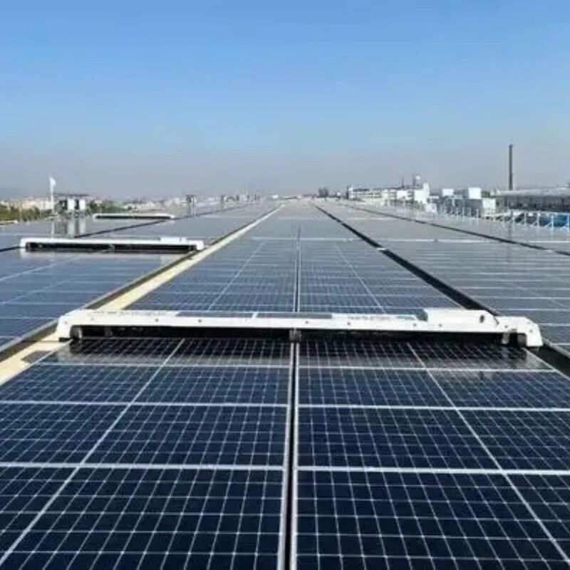 Staffe di montaggio per tetto con pannelli solari durevoli compatibili con tetti piani, a bassa pendenza, inclinati, in metallo e tegole, che offrono supporto