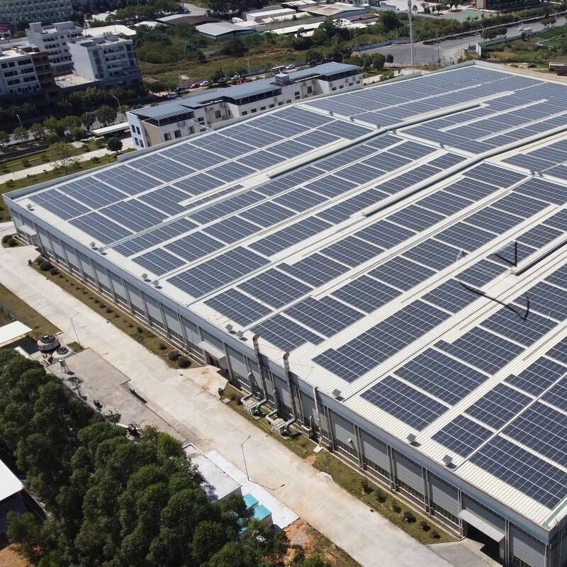 Staffe di montaggio per tetti con pannelli solari progettate per tetti in metallo, che offrono soluzioni di montaggio e consentono di risparmiare tempo e costi di installazione