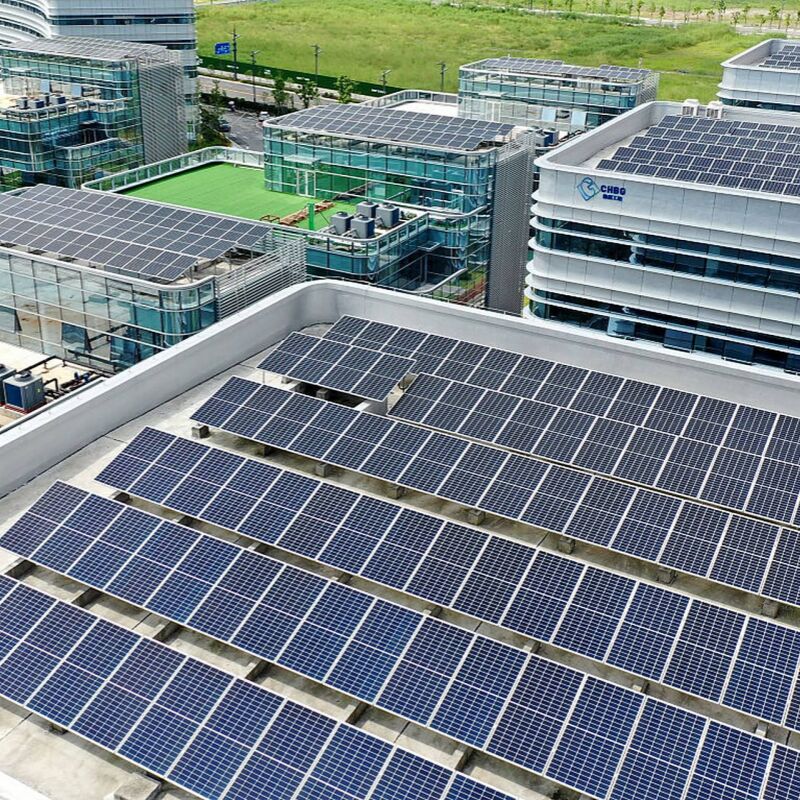 Staffe di montaggio per tetti con pannelli solari progettate per tetti in metallo, che offrono soluzioni di montaggio e consentono di risparmiare tempo e costi di installazione