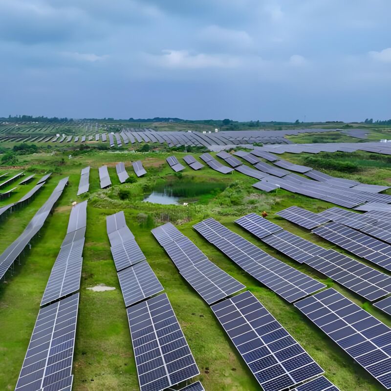 Il design unico dei supporti solari a terra con pali e montanti migliora l'adattabilità al suolo e rafforza la stabilità complessiva del sistema di montaggio.