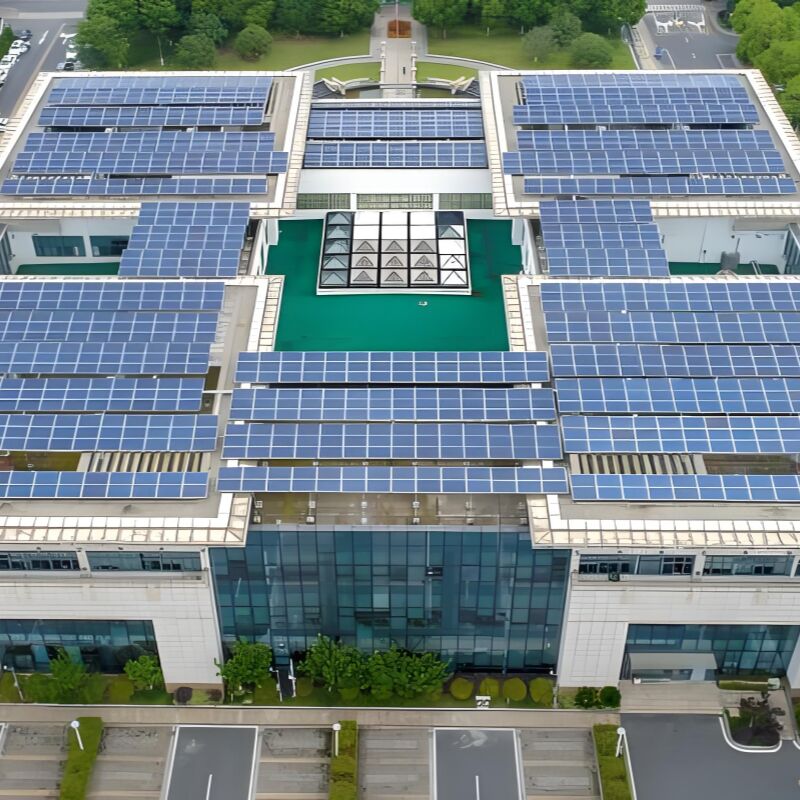 Staffe di montaggio per tetto con pannelli solari che forniscono un sistema di supporto per pannelli solari con minima penetrazione del tetto e processo di installazione rapido